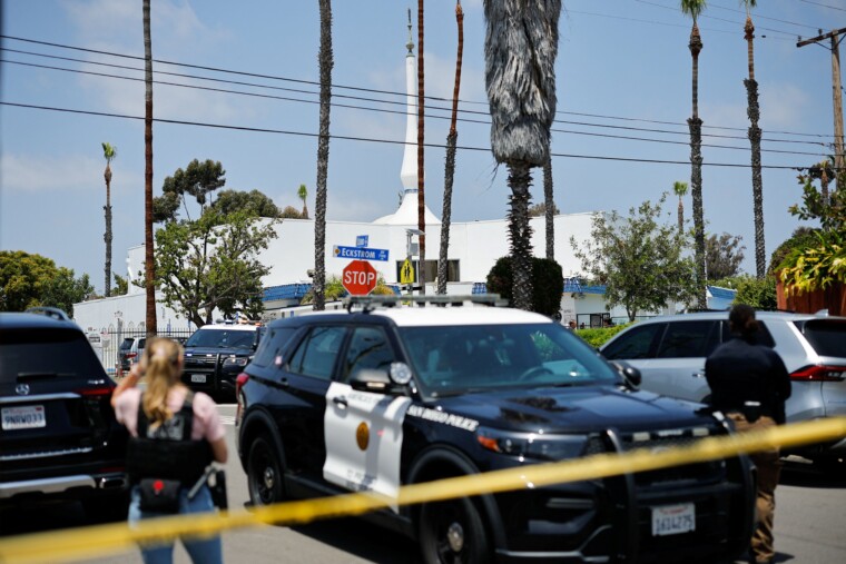 “J’ai vu des choses horribles” – le témoignage bouleversant d’un enfant caché lors de la fusillade dans une mosquée en Californie.jpb