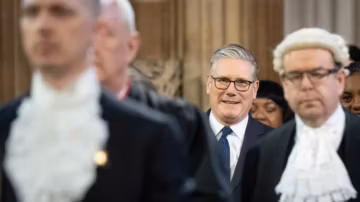 Keir Starmer fragilisé : la crise politique éclipse la réouverture solennelle du Parlement britannique