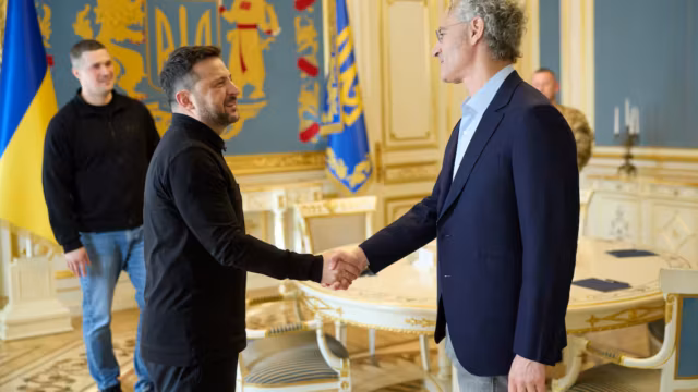 L’Ukraine mise sur l’intelligence artificielle : Zelensky rencontre le patron de Palantir en pleine guerre contre la Russie