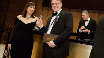 La statuette des Oscars de “Mr. Nobody Against Putin” retrouvée après sa mystérieuse disparition en vol