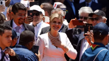Laura Fernandez toma posse como presidente da Costa Rica e promete uma "guerra" contra o crime.