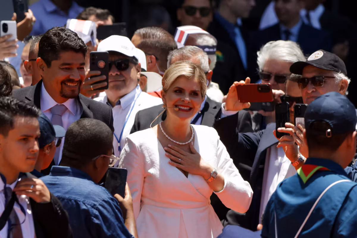 Laura Fernandez sworn in as president of Costa Rica and promises a "war" against crime