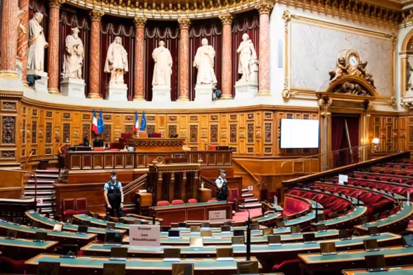 Le Sénat muscle le projet de loi Ripost contre rodéos, protoxyde et free parties