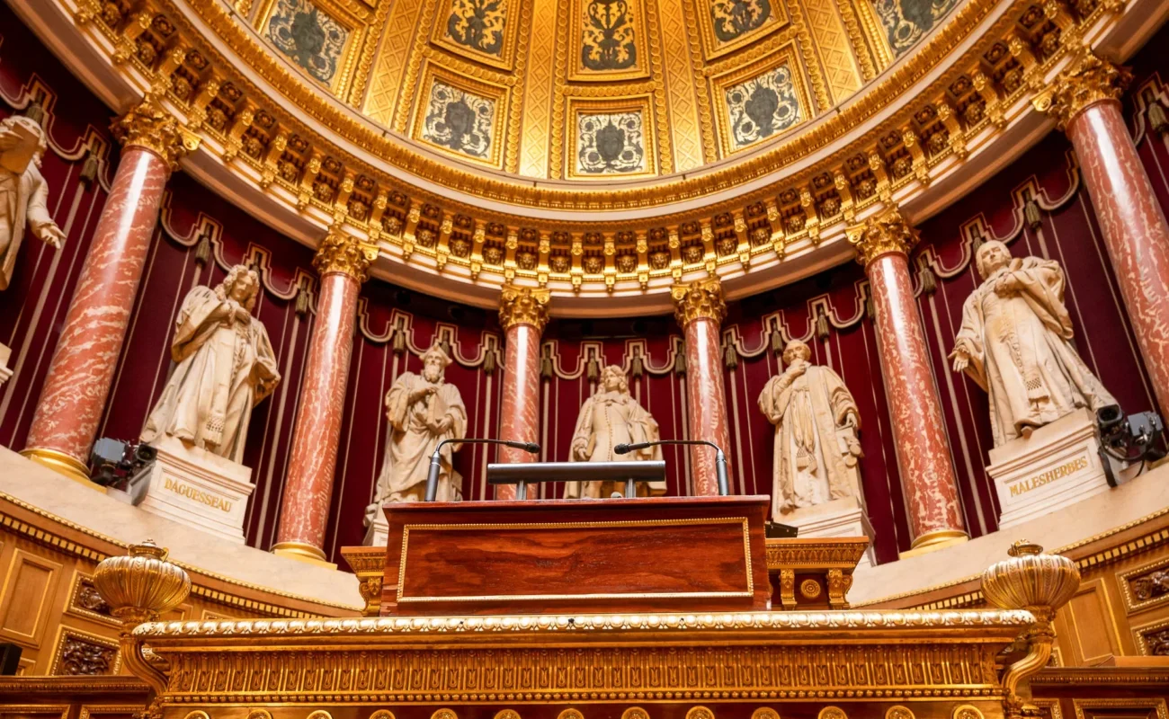 Der Senat prüft die Aufsicht über Fernsehmoderatoren nach mehreren Fällen sexueller Gewalt.