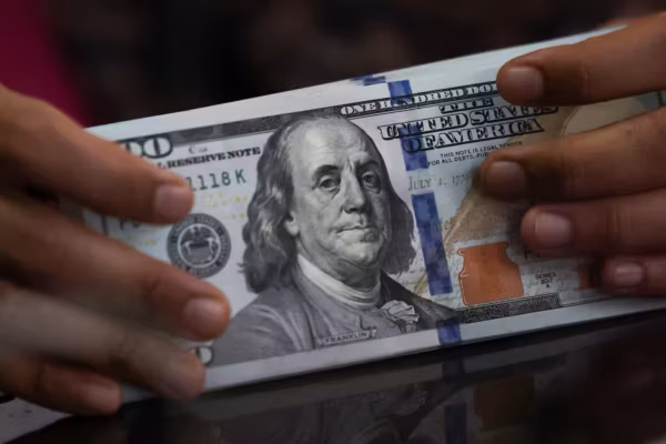 Le dollar chute après des signes d’apaisement autour du détroit d’Ormuz