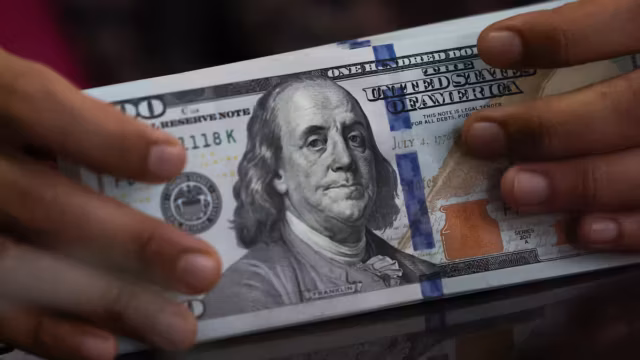 Le dollar chute après des signes d’apaisement autour du détroit d’Ormuz