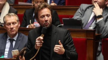 Boris Vallaud, líder dos deputados socialistas, está deixando a liderança do Partido Socialista em meio a uma crise interna.
