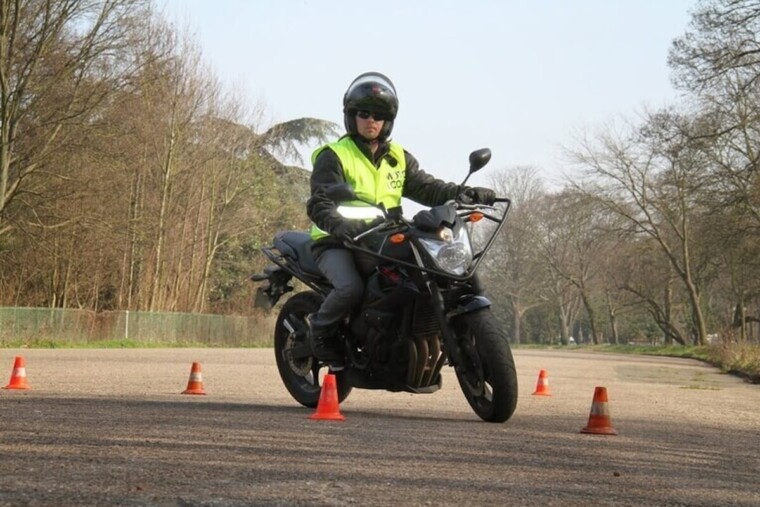 Le permis moto porté par une vague record de candidats en France