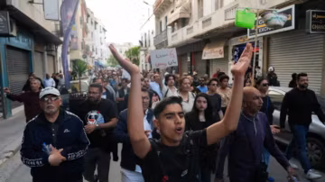 “Le peuple a faim” : des centaines de Tunisiens défient Kaïs Saïed dans les rues de Tunis