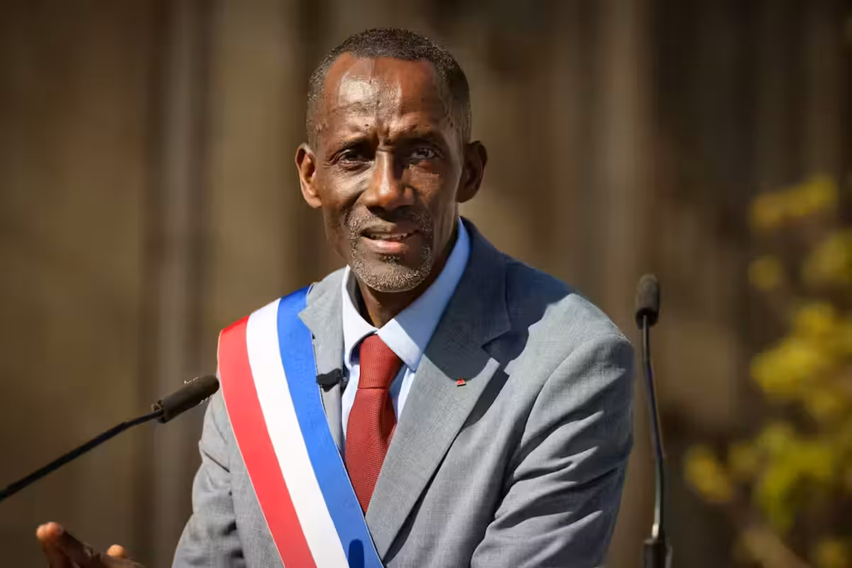 The prefect of Seine-Saint-Denis reprimands Mayor Bally Bagayoko after the removal of the presidential portrait