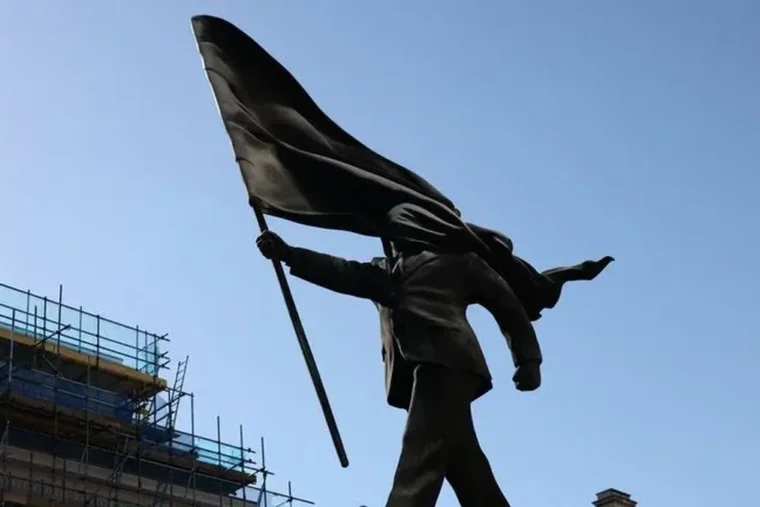 Londres salue une nouvelle œuvre de Banksy représentant un homme aveuglé par un drapeau