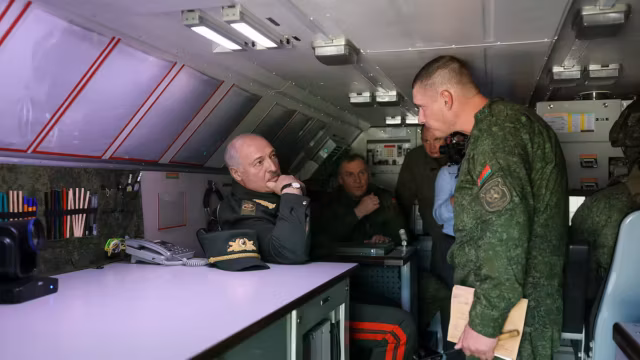Loukachenko assure que le Bélarus ne participera pas à la guerre en Ukraine, tout en promettant de défendre la Russie