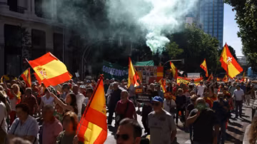 Madrid explose de colère : des dizaines de milliers de manifestants réclament le départ de Pedro Sánchez