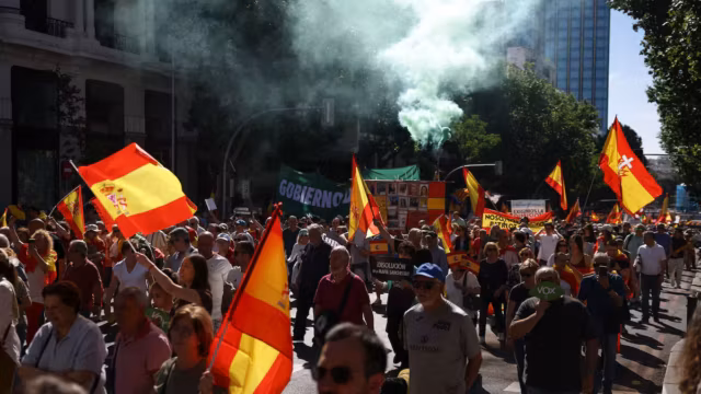 Madrid explose de colère : des dizaines de milliers de manifestants réclament le départ de Pedro Sánchez — photo