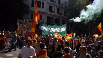 Madrid sous tension : des dizaines de milliers de manifestants réclament la chute de Pedro Sánchez