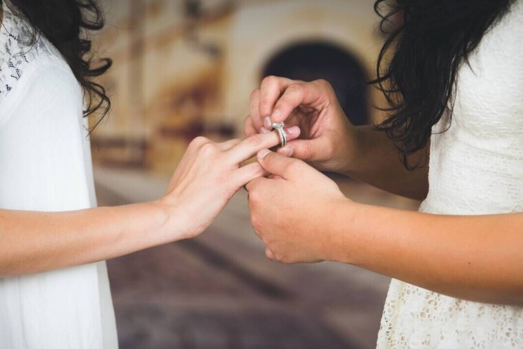 Mariages entre personnes de même sexe: 3 % des unions en 2024, une stabilité qui en dit long