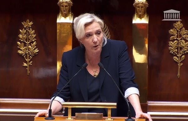 Marine Le Pen confirme la ligne du RN sur un départ à la retraite à 62 ans