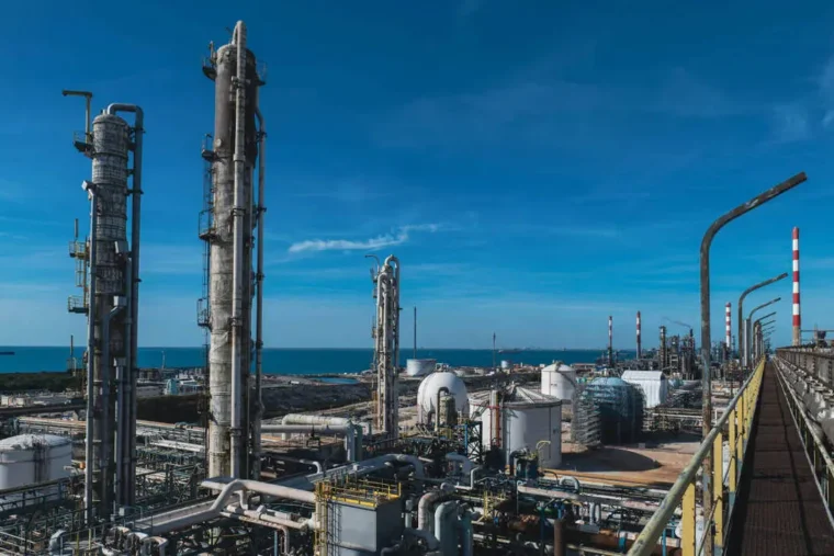 Martigues : le pétrochimiste Naphtachimie condamné à verser 1,2 million d’eurossaprès des fuites toxiques