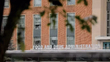 Nouvelle secousse à la FDA : la patronne des médicaments limogée en pleine crise interne