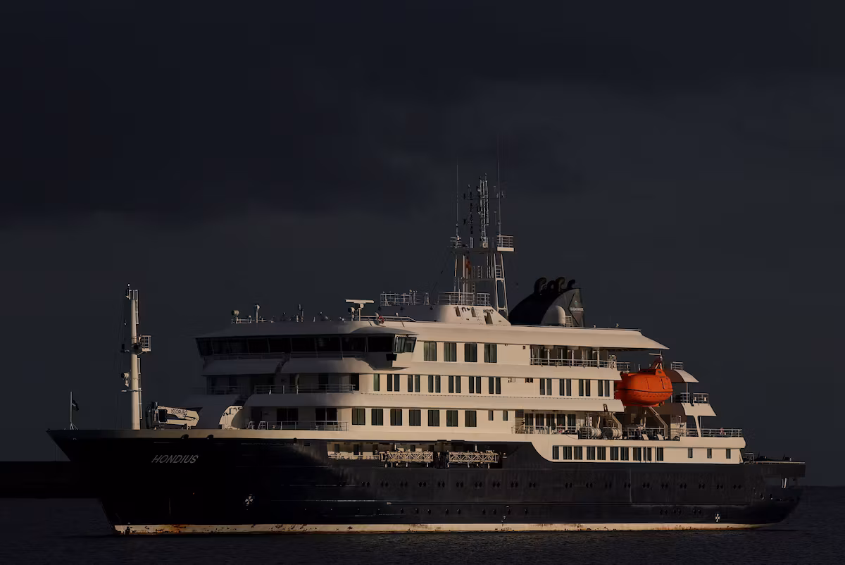 Health panic on a luxury cruise ship: Australia repatriates its citizens after a hantavirus outbreak