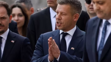 Peter Magyar effectue sa première visite à l’étranger en Pologne pour relancer les liens de la Hongrie avec l’UE