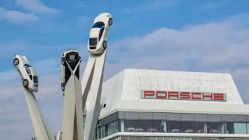 Porsche sta accelerando la sua ristrutturazione con la chiusura di tre filiali e l'eliminazione di 500 posti di lavoro.