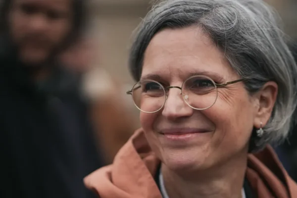 Présidentielle 2027 : Sandrine Rousseau exclut de voter Raphaël Glucksmann au premier tour
