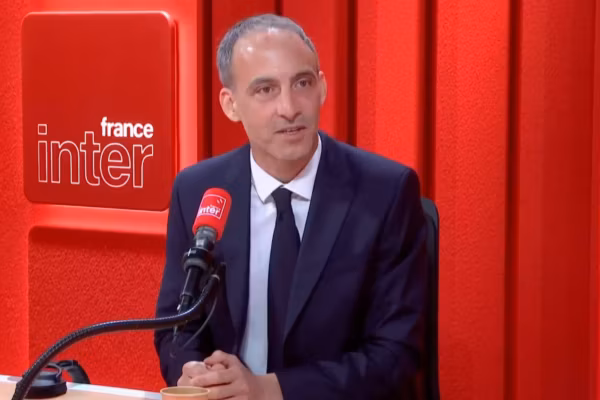 Raphaël Glucksmann prépare 2027 et prend ses distances avec Jean-Luc Mélenchon