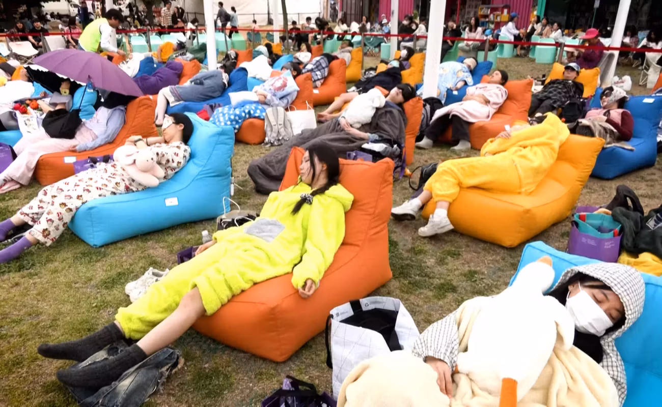 Séoul transforme la fatigue en spectacle : un concours de sieste pour une jeunesse en manque de sommeil