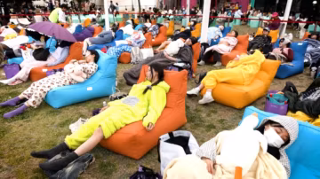 Séoul transforme la fatigue en spectacle : un concours de sieste pour une jeunesse en manque de sommeil