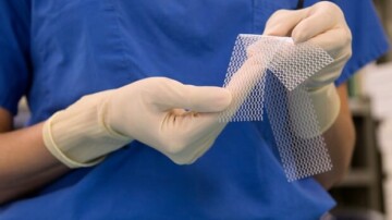 Soixante-et-onze femmes demandent la réouverture de l’enquête sur les implants vaginaux