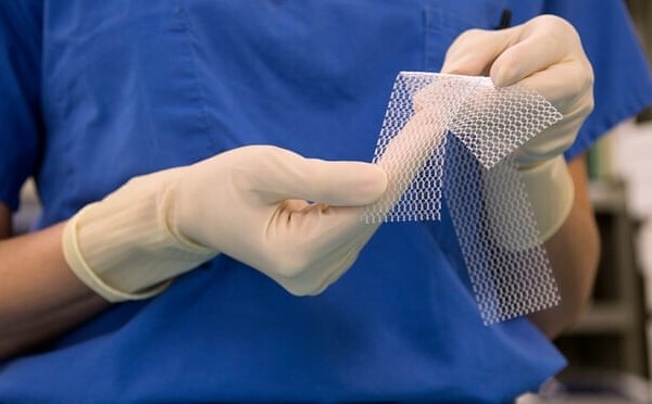 Soixante-et-onze femmes demandent la réouverture de l’enquête sur les implants vaginaux