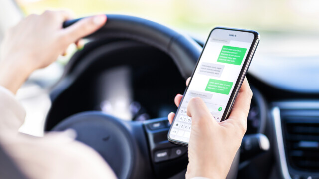 Téléphone en main au volant : quatre départements passent à la suspension immédiate Téléphone en main au volant : quatre départements passent à la suspension immédiate