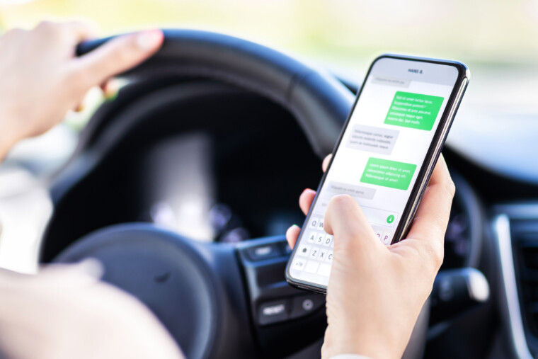 Téléphone en main au volant : quatre départements passent à la suspension immédiate