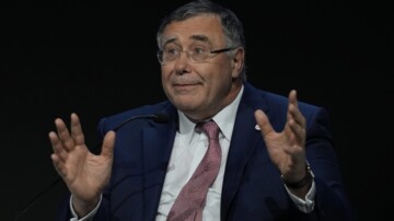 TotalEnergies公司被召集到议会：预计Patrick Pouyanné将就“超高利润”的税收问题发表讲话。