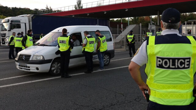 Un CRS traîné sur 40 mètres au péage de Bandol, une conductrice en garde à vue Un CRS traîné sur 40 mètres au péage de Bandol, une conductrice en garde à vue