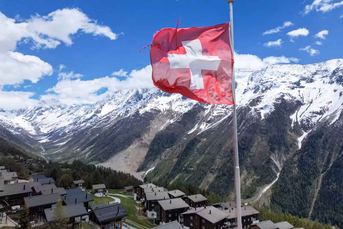 Un an après la catastrophe, le village suisse englouti par un glacier tente de renaître