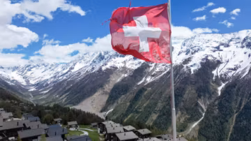 Un an après la catastrophe, le village suisse englouti par un glacier tente de renaître