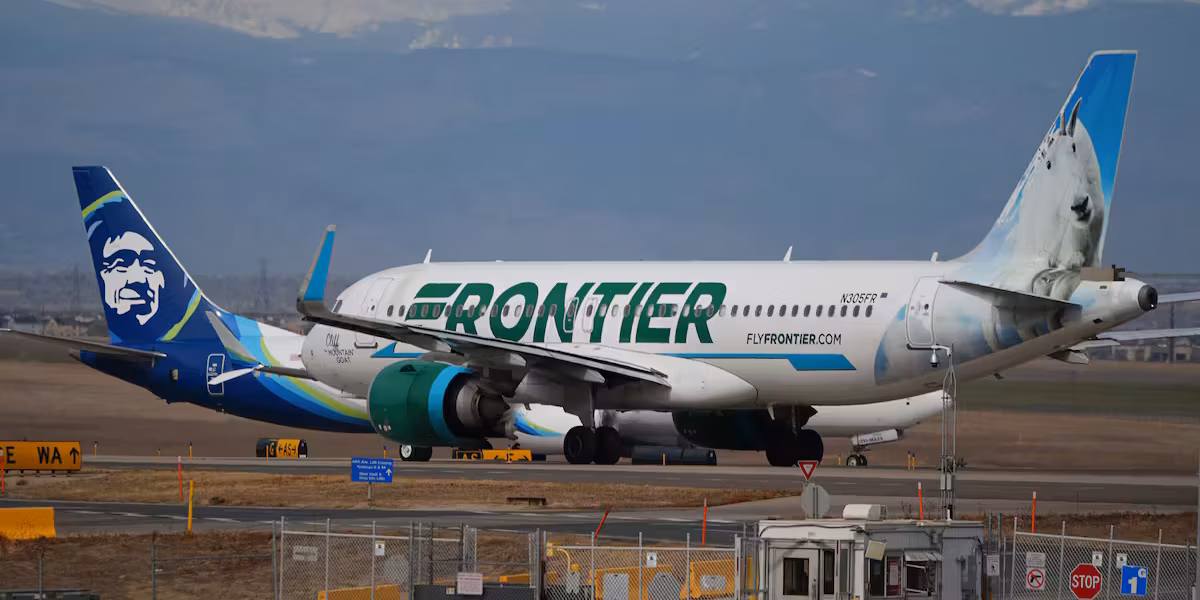 Un avion de Frontier Airlines percute mortellement un piéton sur une piste à Denver