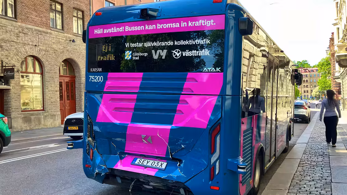 Un bus autonome percuté par un tramway dès son premier jour avec des passagers en Suède