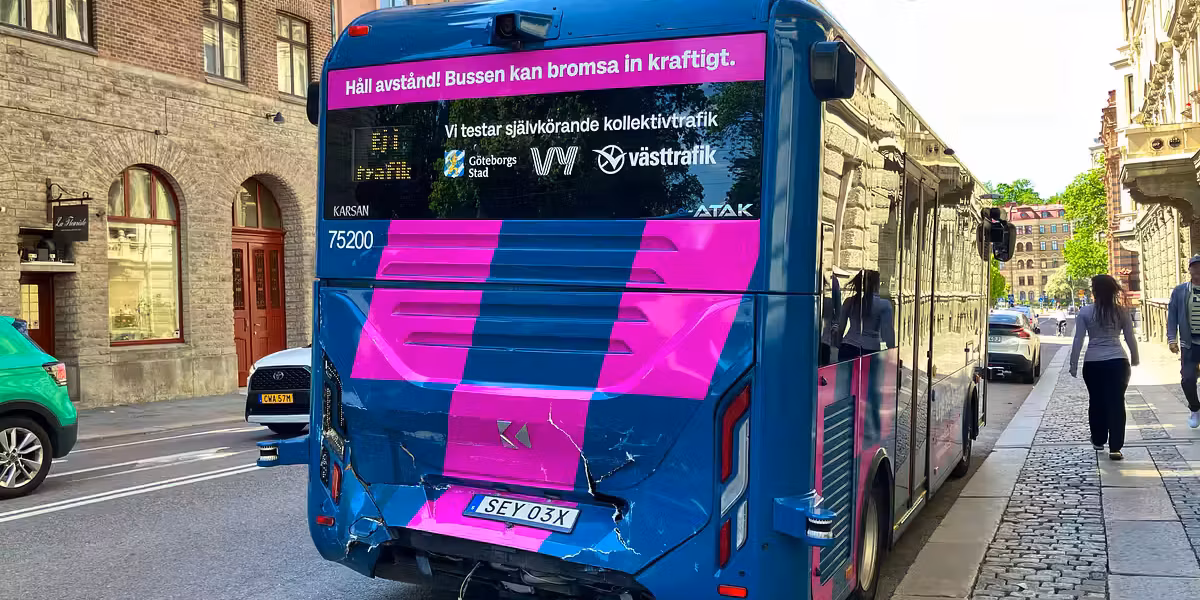 Un bus autonome percuté par un tramway dès son premier jour avec des passagers en Suède
