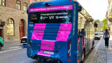 Un bus autonome percuté par un tramway dès son premier jour avec des passagers en Suède