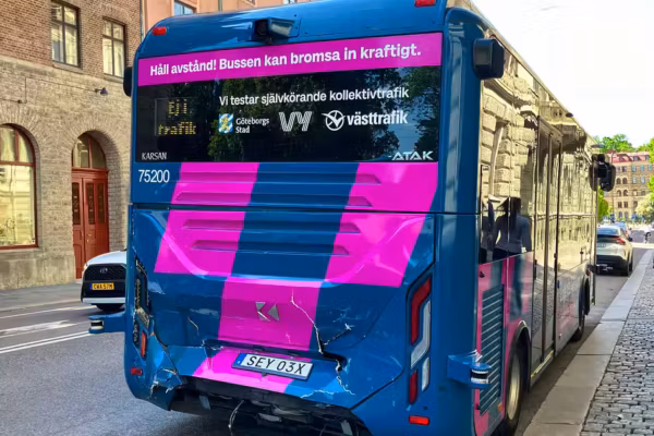 Un bus autonome percuté par un tramway dès son premier jour avec des passagers en Suède