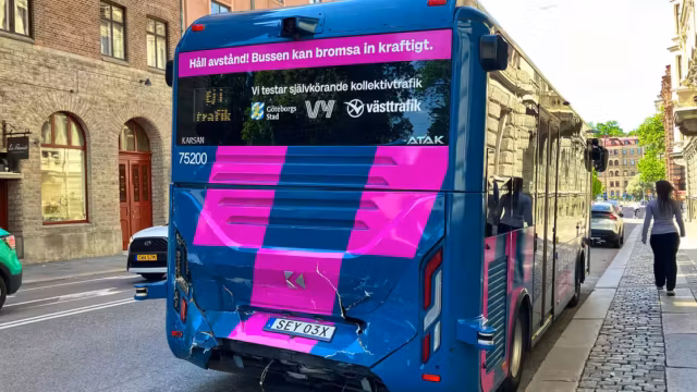 Un bus autonome percuté par un tramway dès son premier jour avec des passagers en Suède
