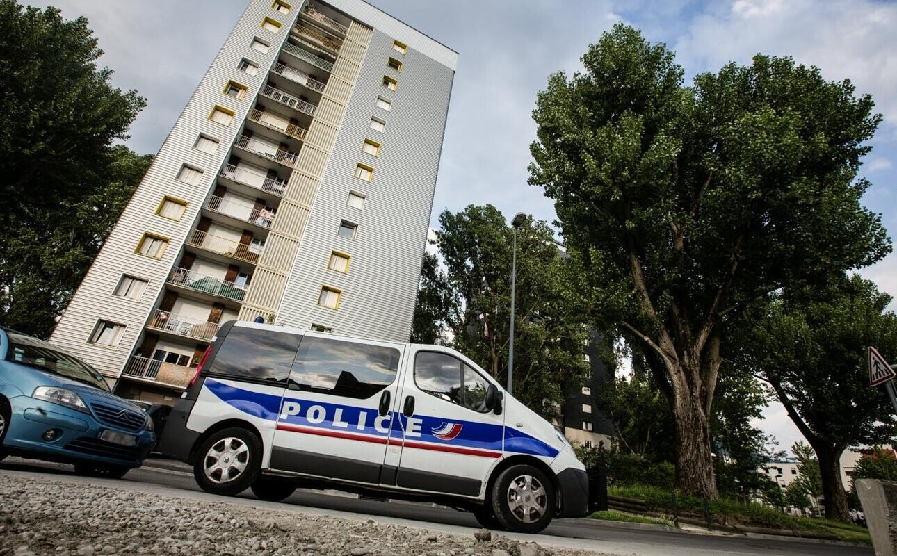 Un homme tué par balles retrouvé dans un véhicule incendié près de Grenoble