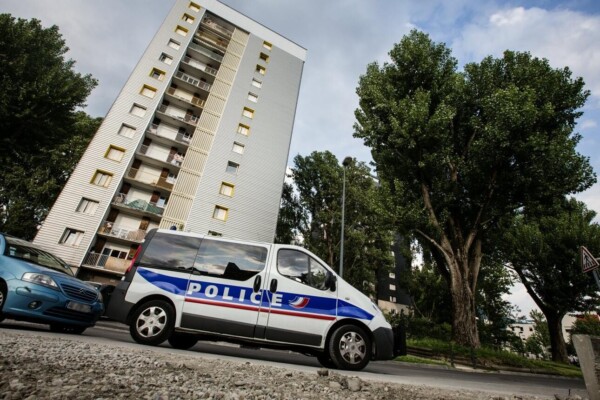 Un homme tué par balles retrouvé dans un véhicule incendié près de Grenoble