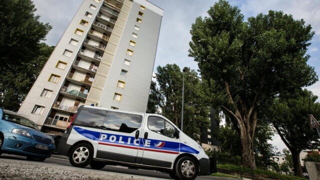 Un homme tué par balles retrouvé dans un véhicule incendié près de Grenoble