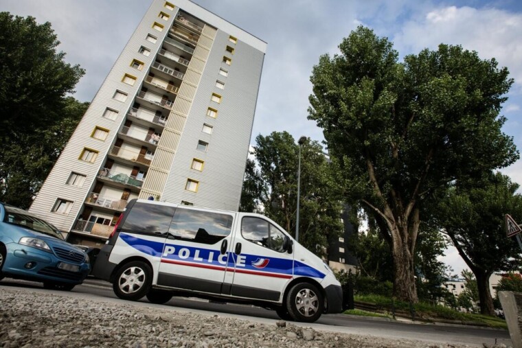 Un homme tué par balles retrouvé dans un véhicule incendié près de Grenoble