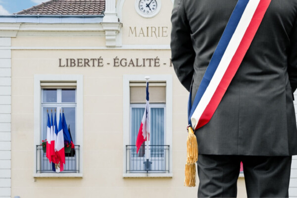 Un jeune maire des Côtes-d'Armor mis en examen pour viols et abus de faiblesse sur plusieurs femmes, l'ombre d'un groupe sectaire au coeur du dossier