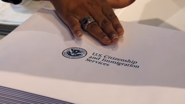 Un juge américain bloque partiellement la suspension des demandes d’immigration décidée par Trump